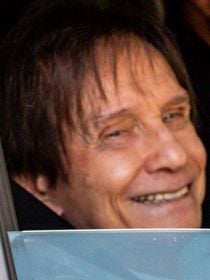 Roberto Carlos deixa hospital após sofrer acidente e detalhe em carro que conduziu cantor chama atenção. Veja fotos!