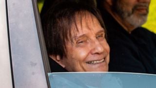 Roberto Carlos deixa hospital após sofrer acidente e detalhe em carro que conduziu cantor chama atenção. Veja fotos!