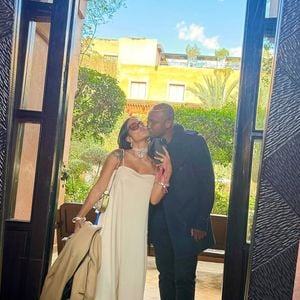 "Saudade já de dar beijo na barrigaaaa!", comentou Thiaguinho na publicação