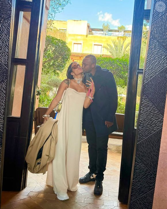 "Saudade já de dar beijo na barrigaaaa!", comentou Thiaguinho na publicação