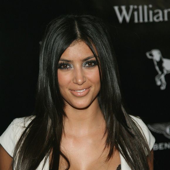 2006: nesta época, a aparência de Kim Kardashian ainda era natural e ela já roubava a cena por su abaleza