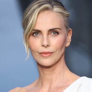 Durante muito tempo, Charlize Theron evitou falar sobre o passado e chegou a inventar versões diferentes da história para lidar com a dor