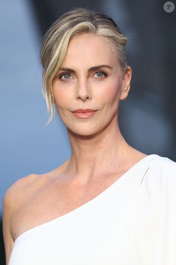 Durante muito tempo, Charlize Theron evitou falar sobre o passado e chegou a inventar versões diferentes da história para lidar com a dor