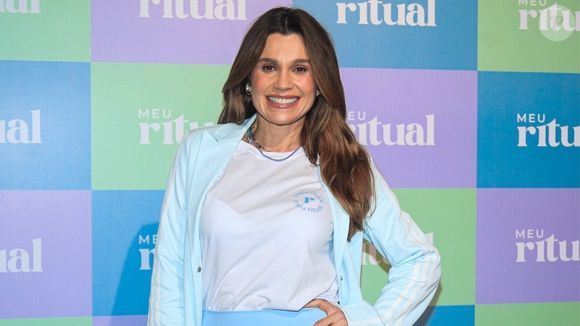 Com a diminuição do colágeno e da elastina, surgem sinais mais evidentes de envelhecimento, como perda de firmeza e rugas mais pronunciadas. Os cuidados diários precisam incluir ativos como ácido hialurônico e retinol para estimular a produção de novas fibras e melhorar a textura da pele.