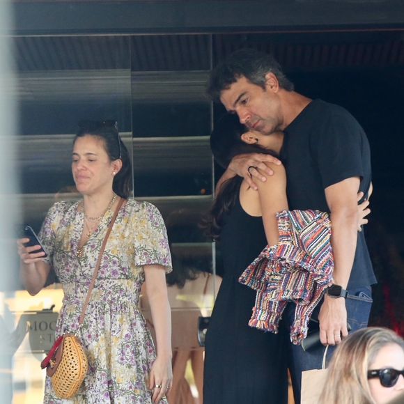 Visivelmente abalado, Tadeu Schmidt se despediu antes de ir para os estúdios Globo