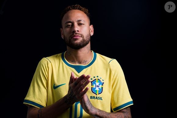 Enquanto a sociedade moderna exige rapidez e produtividade constantes, Byung-Chul Han propõe um caminho diferente. O filósofo destaca a importância da introspecção, da reflexão e da esperança como ferramentas para uma vida mais equilibrada