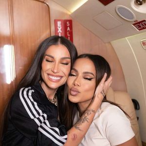 Avião particular de Anitta impressiona pelo conforto, velocidade e design sofisticado; na imagem, ela e Bianca Andrade no veículo