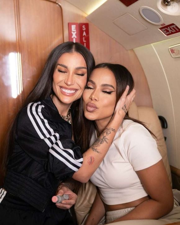 Avião particular de Anitta impressiona pelo conforto, velocidade e design sofisticado; na imagem, ela e Bianca Andrade no veículo