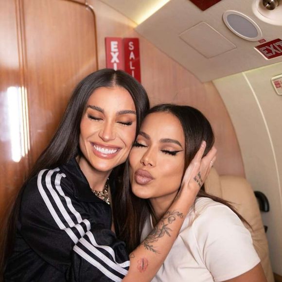 Avião particular de Anitta impressiona pelo conforto, velocidade e design sofisticado; na imagem, ela e Bianca Andrade no veículo