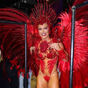 Virgínia Fonseca desfilou com um costeiro de 12 kg