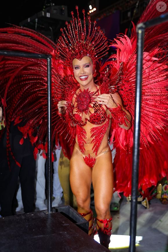 Virgínia Fonseca desfilou com um costeiro de 12 kg