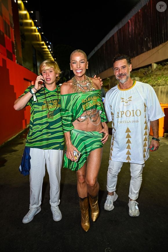 Carnaval 2026: a apresentadora Adriane Galisteu deixou barriga de fora em look verde, combinado com o do filho, Vittorio; os dois posaram para fotos com Alexandre Iódice, marido da apresentadora e pai do adolescente