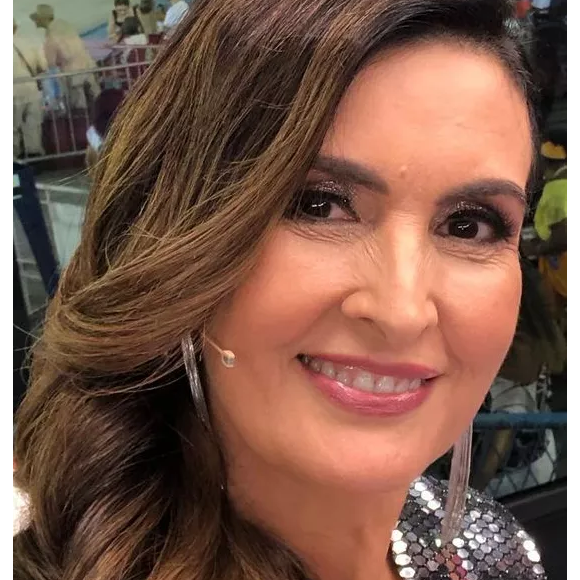 De acordo com a maquiadora, uma combinação de protetor solar com cor, blush cremoso, brilho dourado suave nas pálpebras e boca nude cria uma produção elegante que pode ser feita em poucos minutos