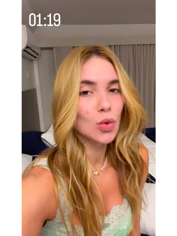 "O choque de realidade do story anterior para o de agora. É, gente, uma make faz milagres", disse a influenciadora