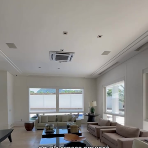 Iza morou em mansão com sala espaçosa