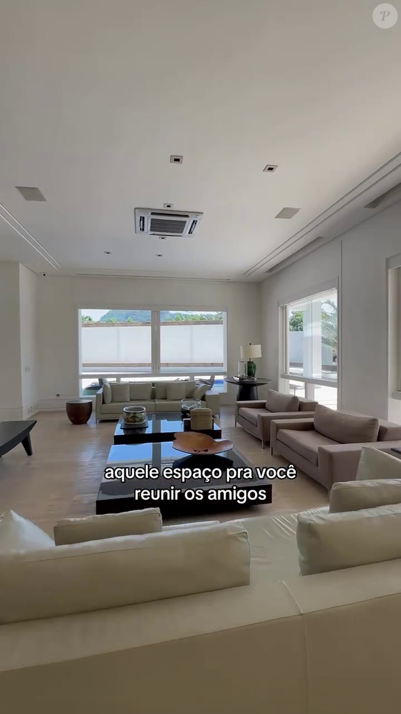 Iza morou em mansão com sala espaçosa