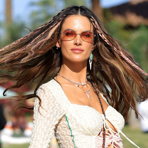 A supermodelo e atriz brasileira, Alessandra Ambrósio também já apostou na estética boho chic tendencia de 2026 no festival Coachella