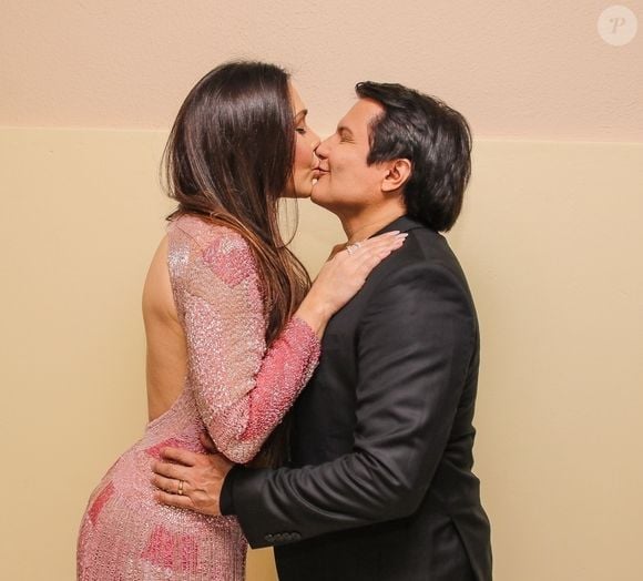 Ex de Giovani, Anna Carolina acusou cantor de traição - foto de arquivo mostra o então casal em 2020 durante gravação de DVD
