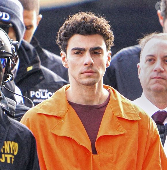 Além do processo federal, Luigi Mangione ainda responde a oito acusações em um tribunal estadual de Nova York, entre elas homicídio em segundo grau e posse ilegal de arma. Segundo a BBC News, a defesa sustenta que o novo julgamento pode violar a regra que impede uma pessoa de ser processada duas vezes pelo mesmo fato