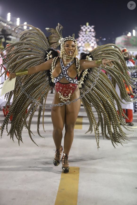 Fotos da rainha de bateria Evelyn Bastos, da Mangueira, no carnaval: em 2019, famosa representou a a escrava Esperança Garcia, primeira advogada do Piauí