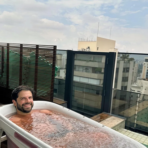 Outro que não foge de um banho gélido é o atacante Hulk, destaque do Atlético Mineiro. Em 2021, após mais uma atuação de impacto pelo clube, ele mostrou nas redes seu combo de recuperação: sauna, gelo e até câmara hiperbárica para regeneração muscular