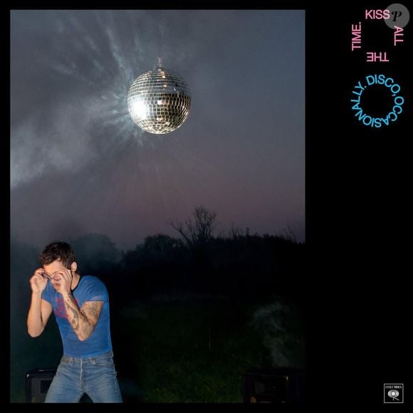 Harry Styles encerra o silêncio, anuncia o álbum 'Kiss All the Time. Disco, Occasionally.' e inaugura uma nova era que mistura música, moda e nostalgia retrô