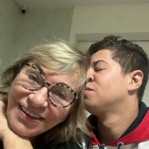 Ao falar sobre o relacionamento com Eva Michaelichen, mãe de Eliana, Noé rebateu as suspeitas de que estaria se aproveitando da situação. "É amor verdadeiro. Apesar de eu ter 24 anos e ela ter 87...", declarou o jovem durante o vídeo com Leo Dias