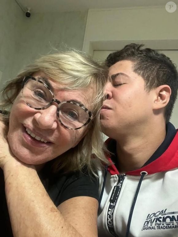 Ao falar sobre o relacionamento com Eva Michaelichen, mãe de Eliana, Noé rebateu as suspeitas de que estaria se aproveitando da situação. "É amor verdadeiro. Apesar de eu ter 24 anos e ela ter 87...", declarou o jovem durante o vídeo com Leo Dias