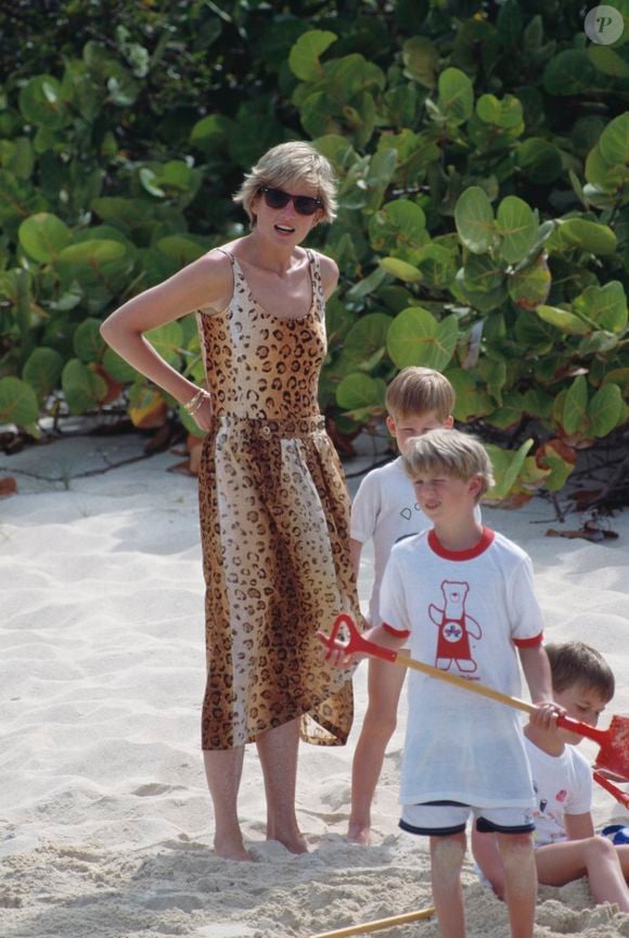 Princesa Diana com estampa de leopardo ao curtir praia