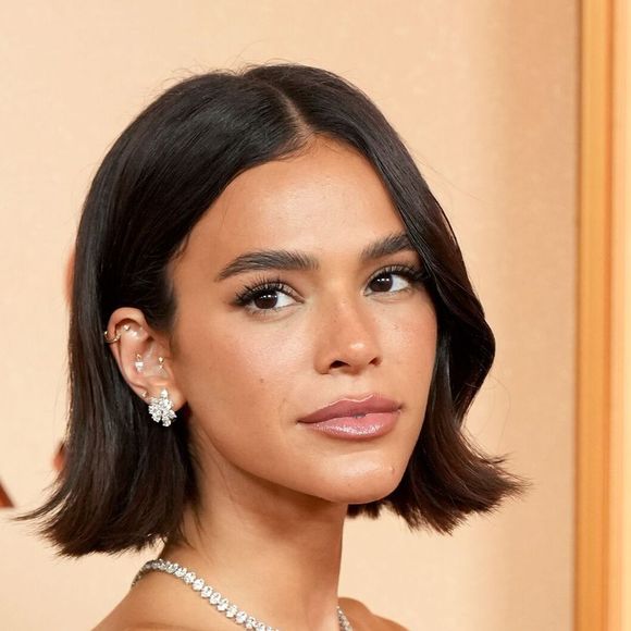 Bruna Marquezine usou cabelo estilo retrô solto e make iluminada