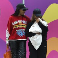 16 dias após filha nascer, Ludmilla e Brunna Gonçalves voltam ao Brasil com Zuri e combinam roupa de frio no desembarque