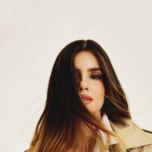 'Praticidade sempre falou mais alto': Camila Queiroz diferencia estilo pessoal do glamour das telas