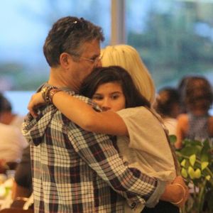 Giulia Costa confessa ter vivido sentimento de rejeição ao não compreender afastamentos do pai Marcos Paulo