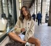 A cor café com leite virou desejo imediato por unir elegância e versatilidade, combinando com jeans, alfaiataria em tom chocolate e vestidos midi de linho