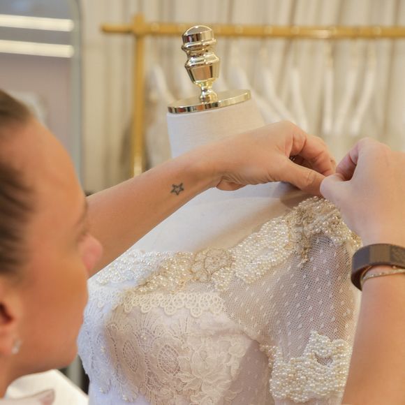 O modelo também carrega uma referência afetiva à própria estilista: foi inspirado no véu do vestido que Lethicia Bronstein usou em seu casamento, há exatos 20 anos