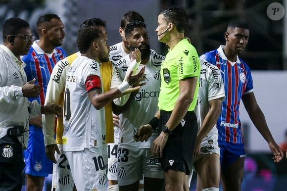 Neymar, camisa 10 do Santos, recebeu cartão vermelho após novo desentendimento com Rodrigo Nestor na partida contra o Bahia. O episódio gerou declarações dos envolvidos depois do empate