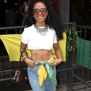 Brasil x Noruega na Copa 2026: Cinnara Leal deixou a barriga de fora para se reunr com artistas e assistir ao jogo da Seleção