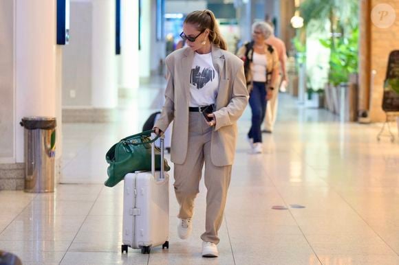 Outro detalhe que também chamou a atenção no look de Paolla foi a sua mala nude, combinando com o seu look, e a bolsa verde.