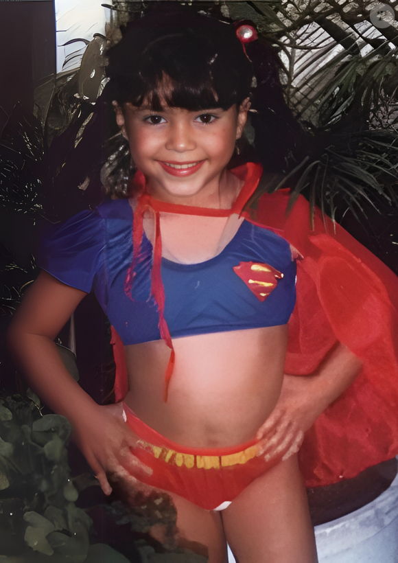 De Barranquilla para o mundo. A jornada da infância simples à consagração como ícone global da música.