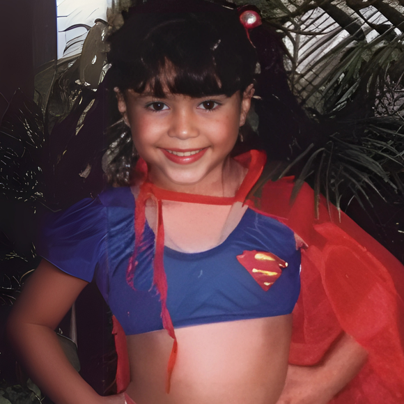 De Barranquilla para o mundo. A jornada da infância simples à consagração como ícone global da música.