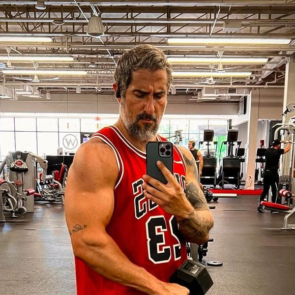 Marcos Mion, atualmente com 46 anos, é um completo sucesso com seu corpo definido nas redes sociais