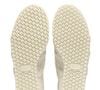 Para uma proposta diferente no casamento, o Onitsuka Tiger MEXICO 66 pode ser combinado ao vestido de noiva, unindo a textura semelhante à renda ao tom claro do calçado