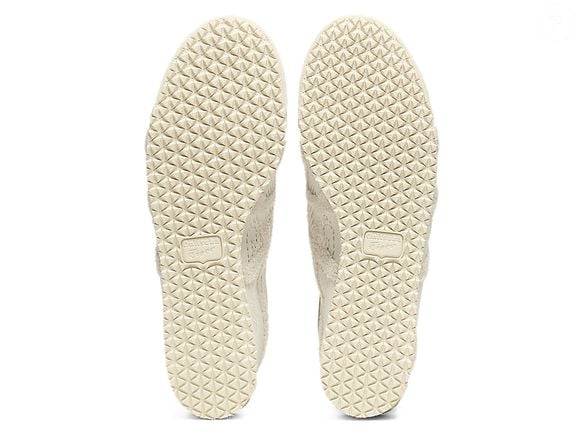Para uma proposta diferente no casamento, o Onitsuka Tiger MEXICO 66 pode ser combinado ao vestido de noiva, unindo a textura semelhante à renda ao tom claro do calçado