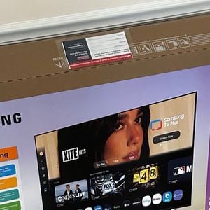 Segundo informações da Rolling Stone EUA, Dua Lipa decidiu processar a Samsung Electronics após descobrir que sua imagem foi usada sem autorização em caixas de televisores vendidas nos Estados Unidos, em uma ação que pede uma indenização de US$ 15 milhões, valor equivalente a cerca de R$ 75 milhões