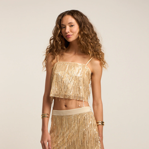 Para as fãs que desejam incorporar o glamour dos figurinos de show de Shakira, o conjunto dourado da coleção surge como uma das opções mais impactantes