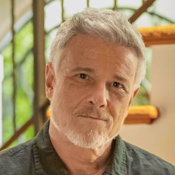 Jaques (Marcelo Novaes) promete atrapalhar a vida de Sofia em Dona de Mim quando a menina voltar para mansão