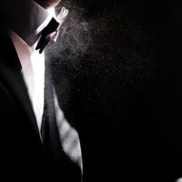 Perfume 212 Vip Black: 4 opções nacionais de família amadeirada e similares à fragrância masculina Carolina Herrera que grudam na alma