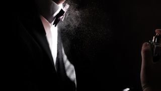 Perfume 212 Vip Black: 4 opções nacionais de família amadeirada e similares à fragrância masculina Carolina Herrera que grudam na alma