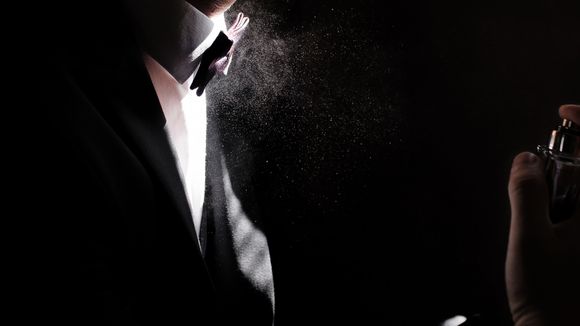 Perfume 212 Vip Black: 4 opções nacionais de família amadeirada e similares à fragrância masculina Carolina Herrera que grudam na alma