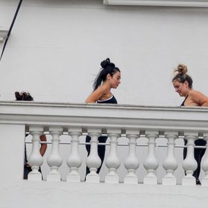 No Brasil, Dua Lipa praticou ioga acompanhada de uma instrutora